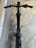 Draufsicht auf ein schwarzes E-Bike mit Display am Lenker.