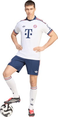 Ein Mann in einem weißen Fußballtrikot und blauen Shorts mit Ball. Ein Mann in einem weißen Fußballtrikot und blauen Shorts mit Ball.