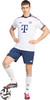 Ein Mann in einem weißen Fußballtrikot und blauen Shorts mit Ball.