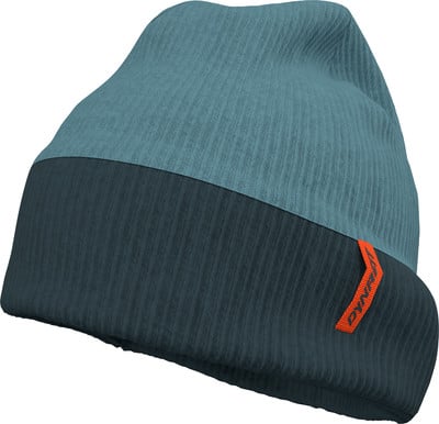 Eine blaue Mütze mit dunklerem unteren Teil und orangefarbenem Logo. Eine blaue Mütze mit dunklerem unteren Teil und orangefarbenem Logo.
