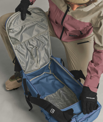 Ein geöffneter blauer Reisetasche mit Innentaschen und grauem Futter. Ein geöffneter blauer Reisetasche mit Innentaschen und grauem Futter.