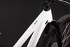 Detail eines weißen Mountainbike-Rahmens mit AIM-Logo und Vorderradgabel.