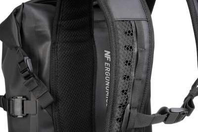 Detail eines Rucksacks mit atmungsaktivem Rückensystem und verstellbaren Trägern. Detail eines Rucksacks mit atmungsaktivem Rückensystem und verstellbaren Trägern.