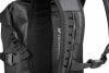 Detail eines Rucksacks mit atmungsaktivem Rückensystem und verstellbaren Trägern.