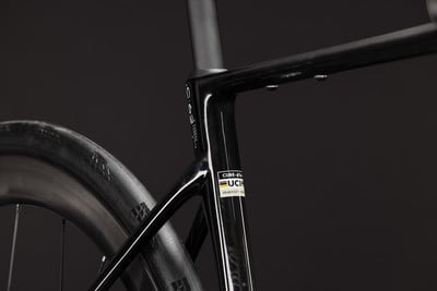 Detail des Rahmens eines schwarzen Rennrads mit UCI-Logo. Detail des Rahmens eines schwarzen Rennrads mit UCI-Logo.
