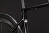 Detail des Rahmens eines schwarzen Rennrads mit UCI-Logo.
