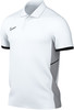 Weißes Nike Poloshirt mit schwarzen Details und grauen Seitenpartien.