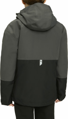 Rückansicht eines Jungen in einer dunkelgrauen und schwarzen Kapuzenjacke.