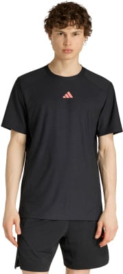Mann in schwarzem T-Shirt mit Adidas-Logo und schwarzer Hose.