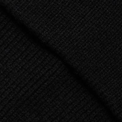 Schwarzer Strickstoff mit einem diagonalen Rippenmuster.