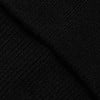 Schwarzer Strickstoff mit einem diagonalen Rippenmuster.