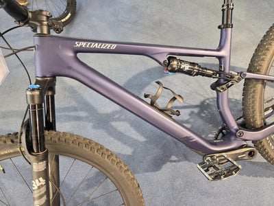 Ein Specialized Fullsuspension Mountainbike mit Fox Dämpfer und Fox Federgabel.