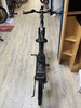 Ein schwarzes E-Bike steht auf einem Holzboden im Geschäft.