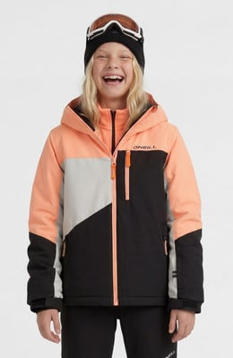 Mädchen in einer O'Neill Skijacke mit Kapuze und Skibrille Mädchen in einer O'Neill Skijacke mit Kapuze und Skibrille