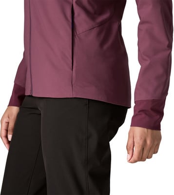 Detail einer Damenjacke mit Tasche und schwarzer Hose. Detail einer Damenjacke mit Tasche und schwarzer Hose.