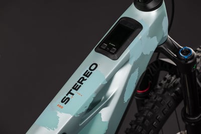 Rahmendetail eines E-Bikes mit Bosch-Display und Stereo Pro-Schriftzug. Rahmendetail eines E-Bikes mit Bosch-Display und Stereo Pro-Schriftzug.