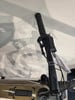 Detail des E-Bike-Lenkers mit Display und Griff.