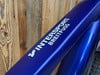 Ein blauer Fahrradrahmen mit weißer Aufschrift Intersport Breitfuss.