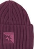 Eine dunkelviolette Strickmütze mit Protest-Logo und Stern.