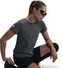 Eine Frau in dunklem Shirt und Shorts mit Sonnenbrille hockt.