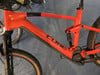 Detail eines orangefarbenen Cube Mountainbikes mit schwarzen Elementen.