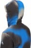 Rückansicht einer Kapuzenjacke mit blau-grauem Muster und McKinley-Logo.