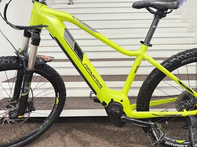 Grünes E-Mountainbike mit schwarzen Details und BOSCH Motor. Grünes E-Mountainbike mit schwarzen Details und BOSCH Motor.