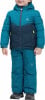 Junge in einem blauen Winteranzug mit Kapuze und McKinley-Logo.