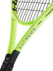 Grüner Tennisschläger mit schwarzen Schriftzügen und schwarzem Griffband.