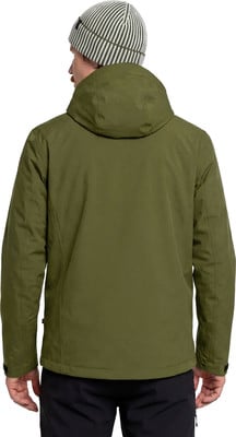 Mann von hinten in grüner Kapuzenjacke und gestreifter Mütze. Mann von hinten in grüner Kapuzenjacke und gestreifter Mütze.