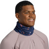 Mann in einem Halstuch mit Skifahrermotiv und einem dunkelvioletten Pullover mit Reißverschluss.