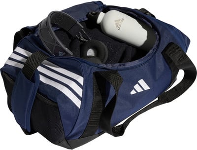 Blaue Adidas Sporttasche mit weißen Streifen und einer Wasserflasche.