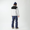 Mann in blauer Mütze und Fleecejacke mit schwarzem Streifen.