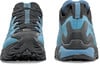 Vorder- und Rückansicht eines blauen Wanderschuhs mit schwarzen Schnürsenkeln.