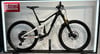 Ein vollgefedertes Mountainbike mit Carbonrahmen und goldenen Fox-Dämpfern.
