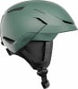 Grüner Atomic Skihelm mit verstellbaren Lüftungsschlitzen und Riemen.