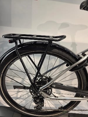 Rückseite eines E-Bikes mit Gepäckträger und Schaltwerk. Rückseite eines E-Bikes mit Gepäckträger und Schaltwerk.