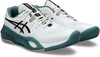 Weiße Asics Tennisschuhe mit dunkelweinroten und türkisfarbenen Details.