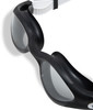 Detail einer Schwimmbrille mit schwarzem Rahmen und grauen Gläsern.