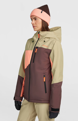 Mädchen in einer rosa-braunen Jacke und Mütze mit Farbblöcken. Mädchen in einer rosa-braunen Jacke und Mütze mit Farbblöcken.