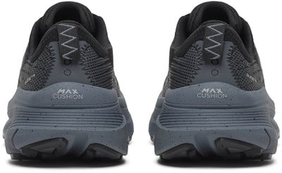 Zwei schwarz-graue Laufschuhe mit der Aufschrift MAX CUSHION auf der Ferse. Zwei schwarz-graue Laufschuhe mit der Aufschrift MAX CUSHION auf der Ferse.