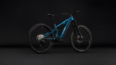 Blaues Cube Mountain E-Bike mit Federung und Scheibenbremsen. Blaues Cube Mountain E-Bike mit Federung und Scheibenbremsen.