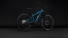 Blaues Cube Mountain E-Bike mit Federung und Scheibenbremsen.