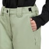 Detail einer grünen Skihose für Damen mit Tasche.