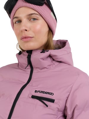 Modell rózsaszín télikabátban és sapkában, síszemüveggel. Modell rózsaszín télikabátban és sapkában, síszemüveggel.