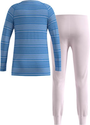 Blau gestreiftes Langarmshirt und helle Leggings. Blau gestreiftes Langarmshirt und helle Leggings.