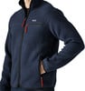 Ein Mann trägt eine dunkelblaue Fleecejacke mit roten Details.
