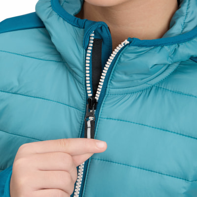 Ein Kind schließt eine Jacke mit einem Reißverschluss. Ein Kind schließt eine Jacke mit einem Reißverschluss.