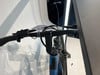 Detail des Lenkers eines E-Bikes mit Display und Hebeln.