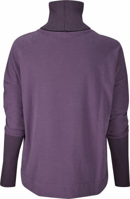 Lila Pullover mit Rollkragen und gerippten Bündchen. Lila Pullover mit Rollkragen und gerippten Bündchen.